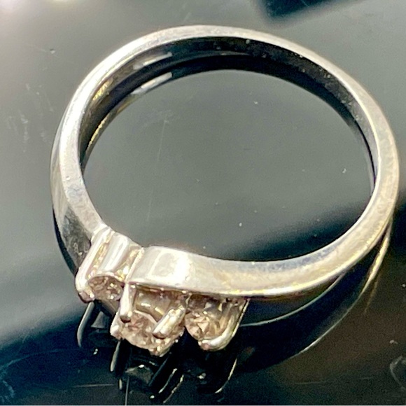 14k white gold 3 stone diamond ring Size 7 - Picture 5 of 8